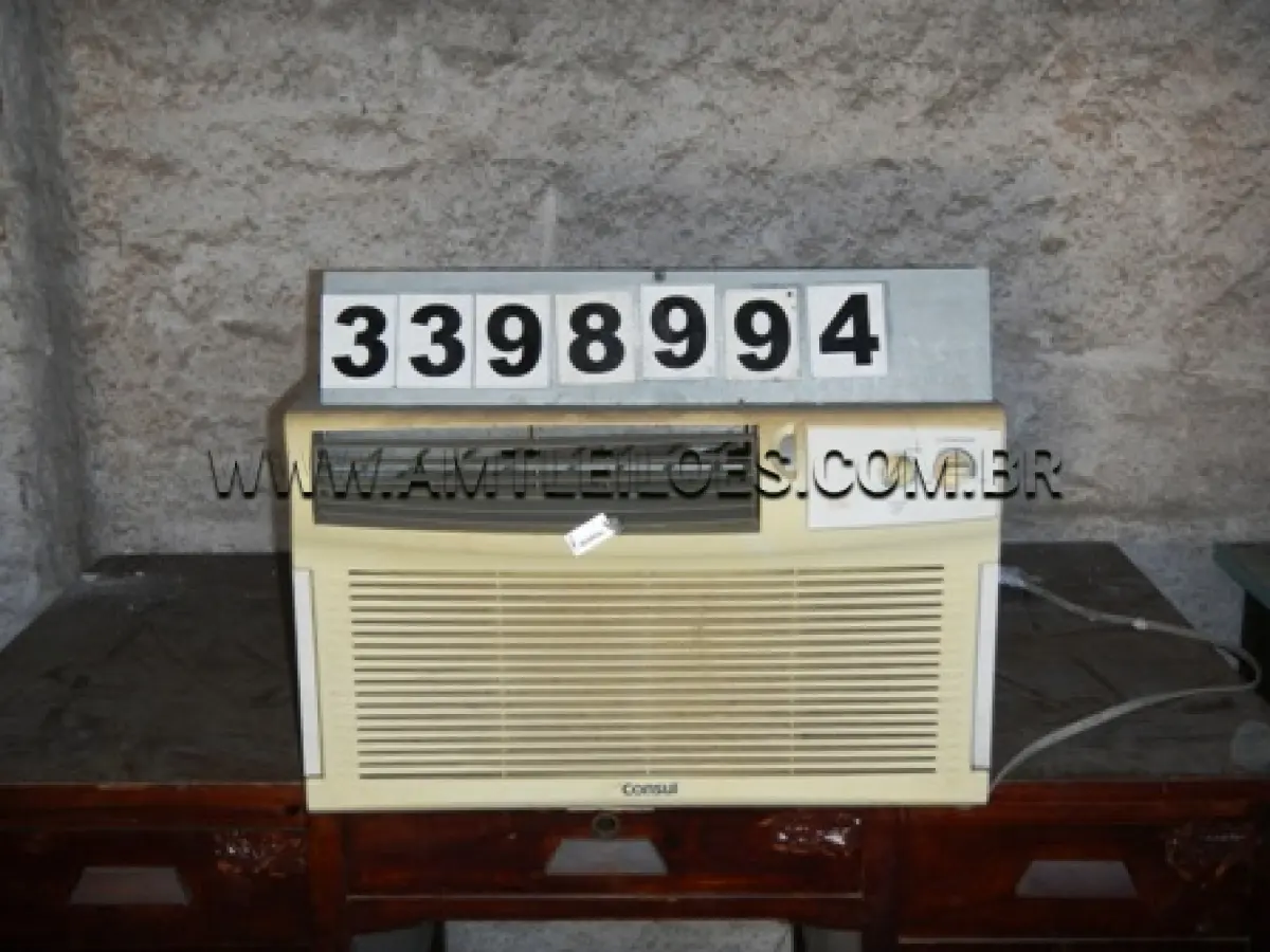LOTE 008 - Armário clínico c/4 gavetas Armário clínico de ferro Arquivo de aço 03 Bebedouros 01 Bebedouro 220 V 01 Ventilador de mesa 04 Ventiladores de pé 05 Condicionadores de ar 01 Extintor de incêndio tipo CO2 – 6kg 01 Fichário de aço c/6 gav. p/fichas de 6x9 01