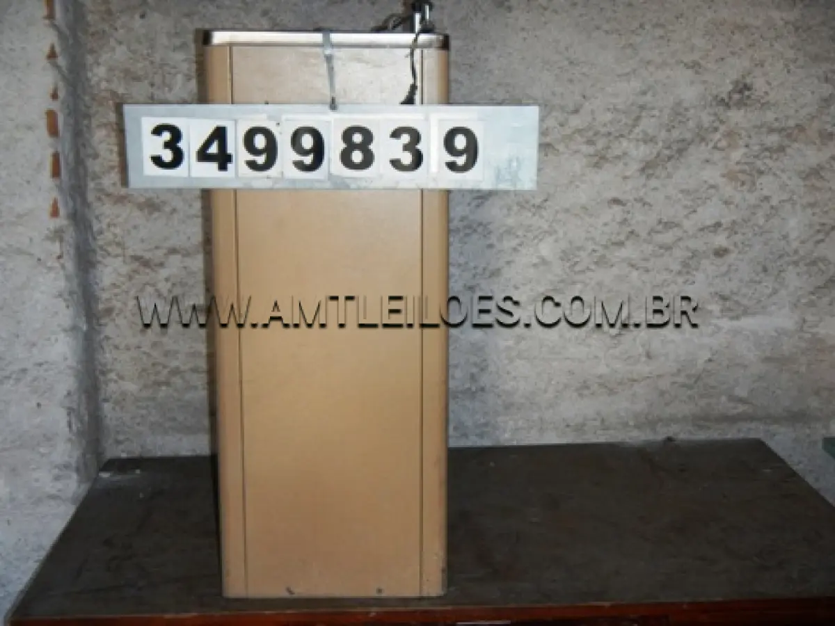 LOTE 008 - Armário clínico c/4 gavetas Armário clínico de ferro Arquivo de aço 03 Bebedouros 01 Bebedouro 220 V 01 Ventilador de mesa 04 Ventiladores de pé 05 Condicionadores de ar 01 Extintor de incêndio tipo CO2 – 6kg 01 Fichário de aço c/6 gav. p/fichas de 6x9 01