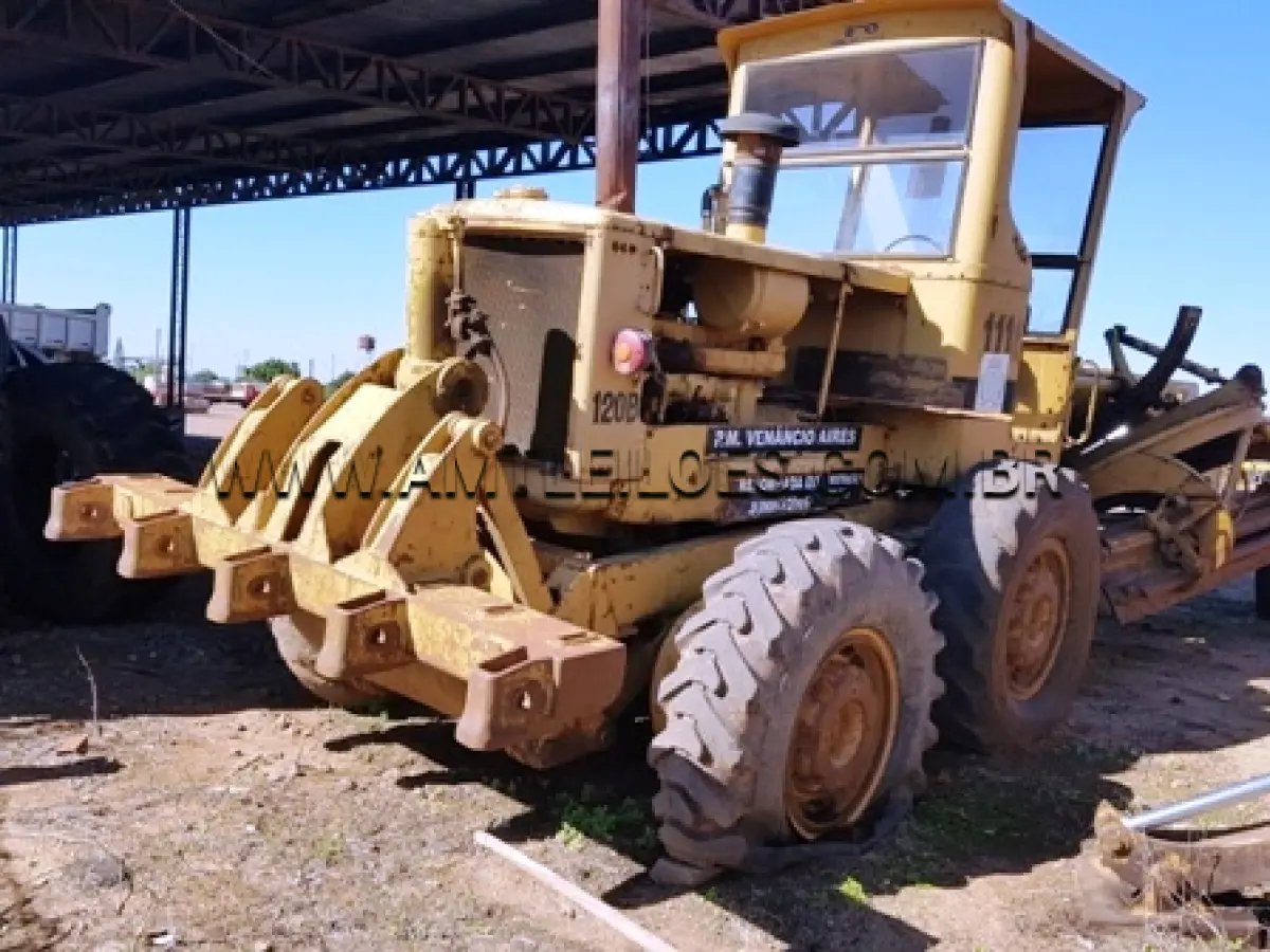 LOTE 001 - Motoniveladora , modelo 140B, motor nº 3306, marca CATERPILAR, ano de fabricação 1983, Chassi nº 60700877, cor amarela