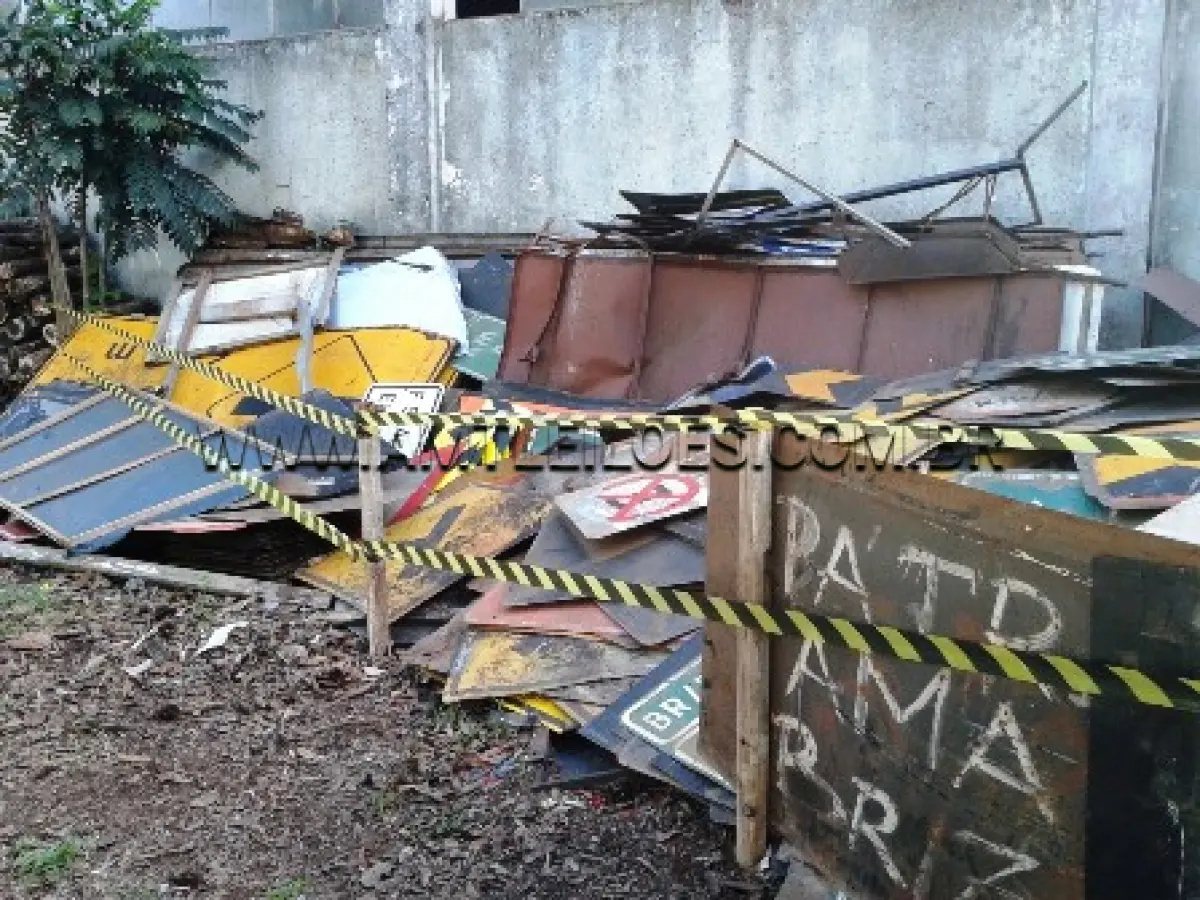 LOTE 046 - DIVERSAS SUCATAS DE PLACAS DE SINALIZAÇÃO/PROPAGANDA DANIFICADAS; CERCA DE 2000 KG - UL DNIT CRUZ ALTA