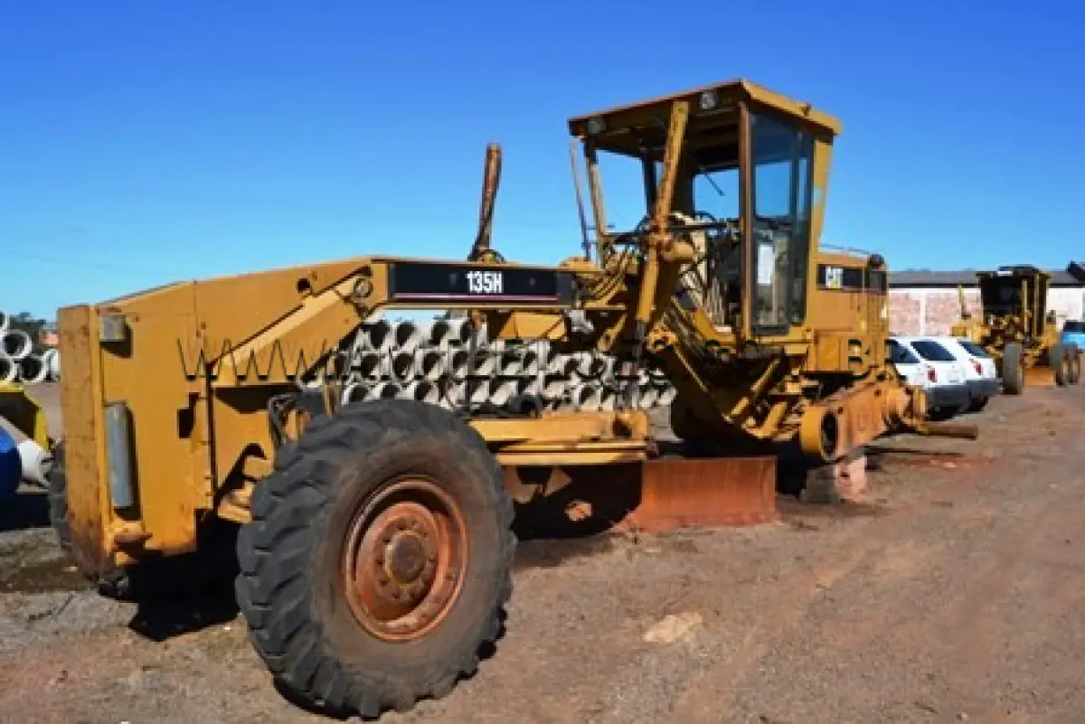 LOTE 006 - Motoniveladora , modelo 135H, marca CATERPILAR, ano de fabricação 1994, Chassi nº JHF0006997, cor amarela