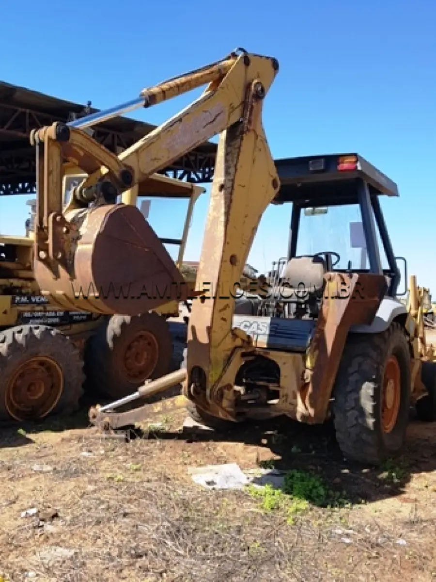 LOTE 002 - Retroescavadeira , modelo 580L  (4X2), motor nº 45482010, marca CASE, ano de fabricação 1997, Chassi nº JJG0235299, cor amarela