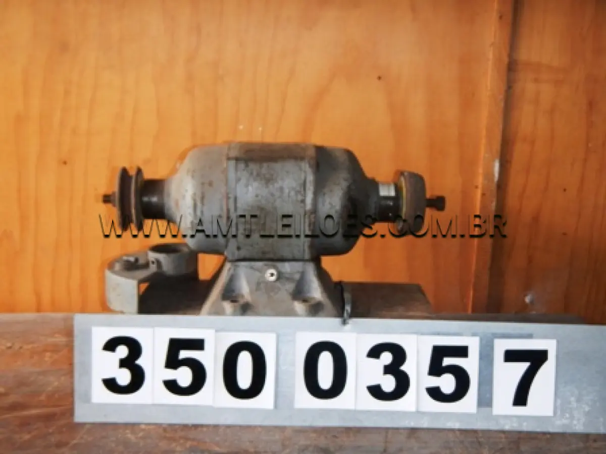 LOTE 006 - 03 Aparelhos casa grande  Aparelho de raio X – F-1060 Apontador manual c/8 orifícios 02 Bicos de Bunsen p/gás engarrafado 08 Cilindros de compactação 05 Cilindros de compactação p/ensaio  01 Cilindros de compactação p/ensaio CBR 09 Cilindros p/moldagem de