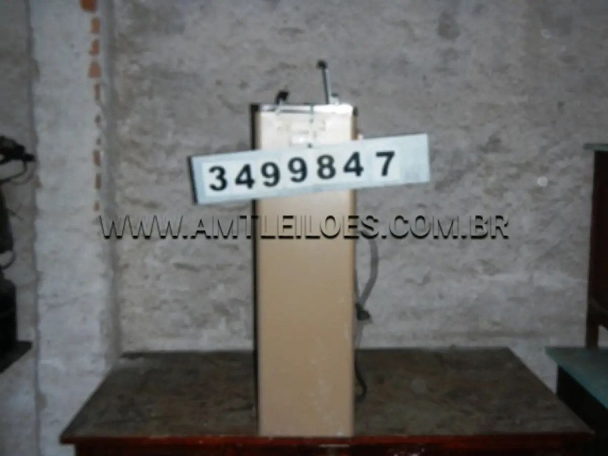 LOTE 008 - Armário clínico c/4 gavetas Armário clínico de ferro Arquivo de aço 03 Bebedouros 01 Bebedouro 220 V 01 Ventilador de mesa 04 Ventiladores de pé 05 Condicionadores de ar 01 Extintor de incêndio tipo CO2 – 6kg 01 Fichário de aço c/6 gav. p/fichas de 6x9 01