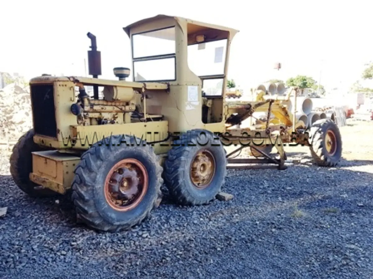 LOTE 020 - Sucata da Motoniveladora, modelo 120B, marca CATERPILAR,  ano de fabricação 1977, cor amarela
