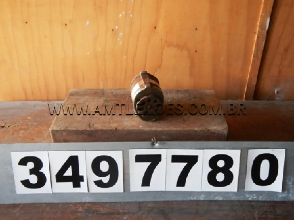 LOTE 006 - 03 Aparelhos casa grande  Aparelho de raio X – F-1060 Apontador manual c/8 orifícios 02 Bicos de Bunsen p/gás engarrafado 08 Cilindros de compactação 05 Cilindros de compactação p/ensaio  01 Cilindros de compactação p/ensaio CBR 09 Cilindros p/moldagem de