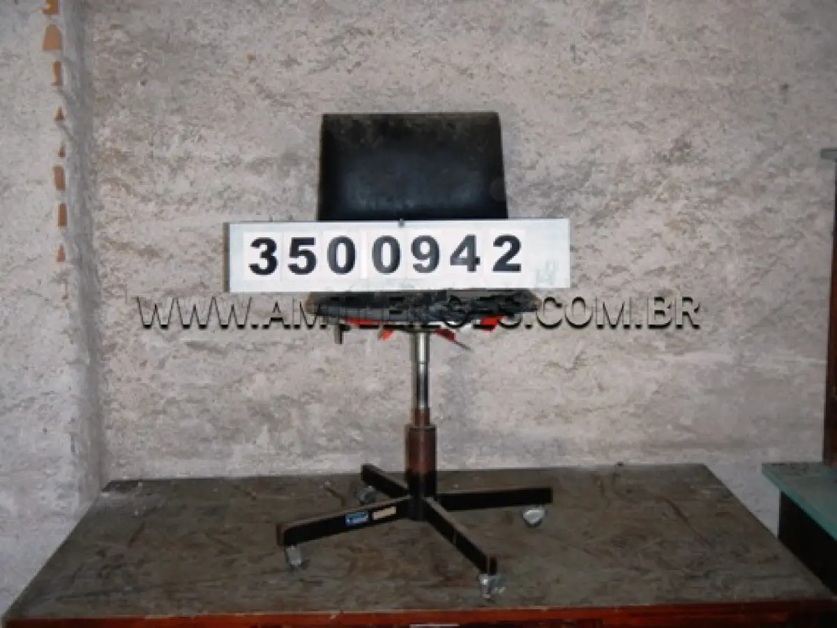 LOTE 010 - 01 Cadeira estofada giratória 01 Cadeira estofada giratória s/braços 01 Cadeira fixa s/braços 04 Cadeiras giratória s/braços 01 Cadeira Odontológica 01 Poltrona giratória c/ braços 01 Mesa remanescente 01 Mesa de aço estante c/ tampo de vidro 01 Mesa de e