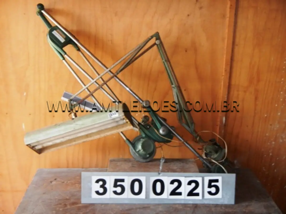 LOTE 006 - 03 Aparelhos casa grande  Aparelho de raio X – F-1060 Apontador manual c/8 orifícios 02 Bicos de Bunsen p/gás engarrafado 08 Cilindros de compactação 05 Cilindros de compactação p/ensaio  01 Cilindros de compactação p/ensaio CBR 09 Cilindros p/moldagem de
