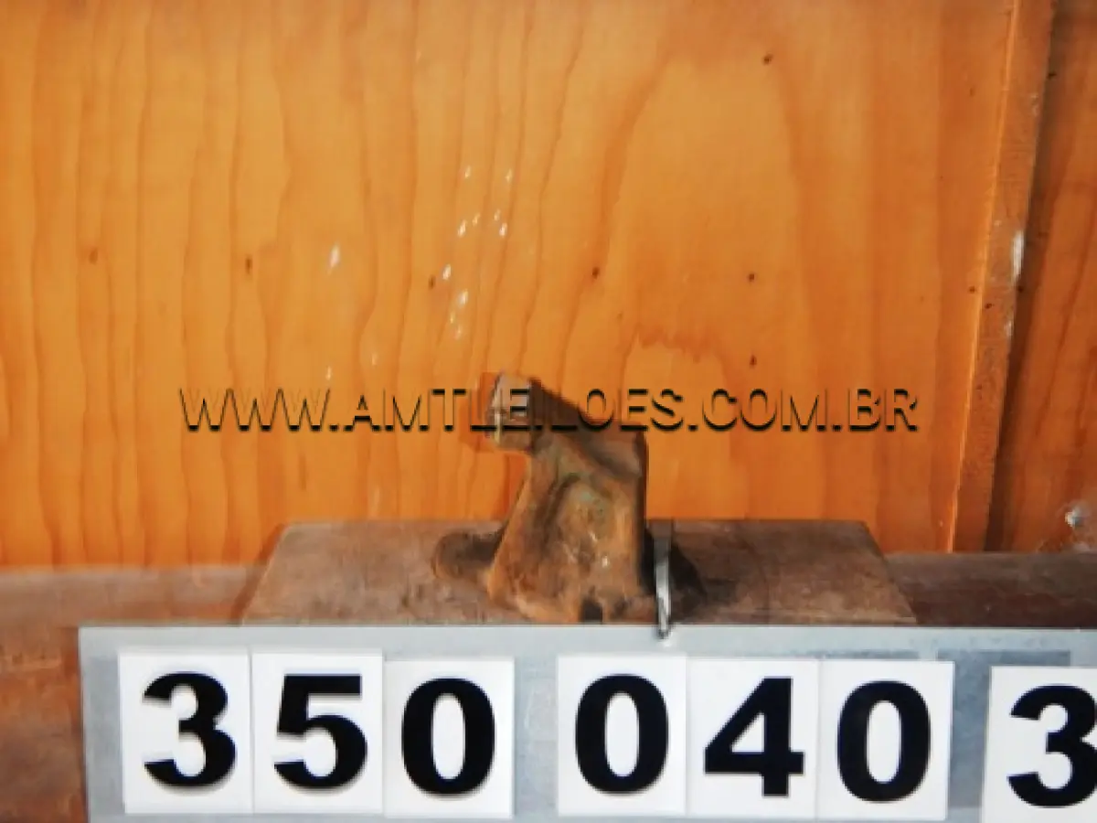 LOTE 006 - 03 Aparelhos casa grande  Aparelho de raio X – F-1060 Apontador manual c/8 orifícios 02 Bicos de Bunsen p/gás engarrafado 08 Cilindros de compactação 05 Cilindros de compactação p/ensaio  01 Cilindros de compactação p/ensaio CBR 09 Cilindros p/moldagem de