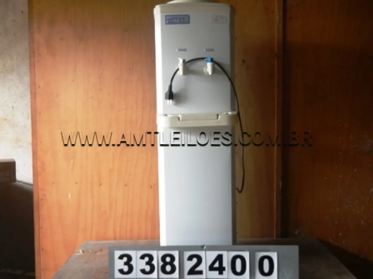 LOTE 008 - Armário clínico c/4 gavetas Armário clínico de ferro Arquivo de aço 03 Bebedouros 01 Bebedouro 220 V 01 Ventilador de mesa 04 Ventiladores de pé 05 Condicionadores de ar 01 Extintor de incêndio tipo CO2 – 6kg 01 Fichário de aço c/6 gav. p/fichas de 6x9 01
