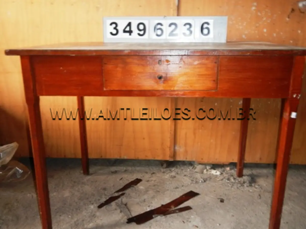 LOTE 010 - 01 Cadeira estofada giratória 01 Cadeira estofada giratória s/braços 01 Cadeira fixa s/braços 04 Cadeiras giratória s/braços 01 Cadeira Odontológica 01 Poltrona giratória c/ braços 01 Mesa remanescente 01 Mesa de aço estante c/ tampo de vidro 01 Mesa de e