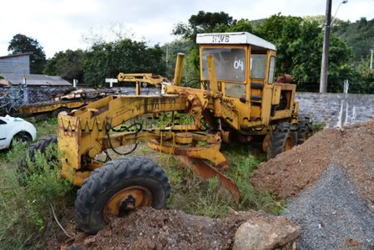 LOTE 004 - MOTONIVELADORA,  HUBER WARCO/ 165S,  N/S 390, NÚMERO 04