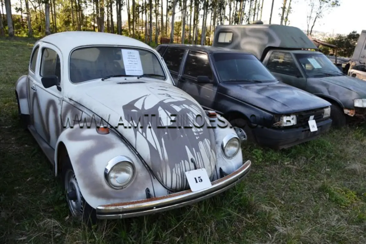 LOTE 015 - MARCA/MODELO: VW FUSCA/ 5 Psg, 4 x 2 ANO: 1985 CHASSI: 9BWZZZ11ZFP031754 MOTOR: 4 Cil. nº UF009962