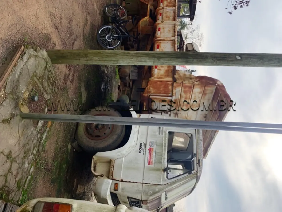 LOTE 015 - MARCA/MODELO: CAMINHÃO VW 11140 PLACAS: IGP 9582 ANO: 1990 – COR: BRANCA CHASSI: 9BWZZZF2ZLC022078 RENAVAM: 572586957