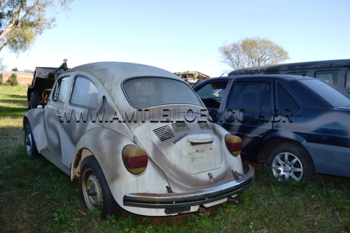 LOTE 015 - MARCA/MODELO: VW FUSCA/ 5 Psg, 4 x 2 ANO: 1985 CHASSI: 9BWZZZ11ZFP031754 MOTOR: 4 Cil. nº UF009962
