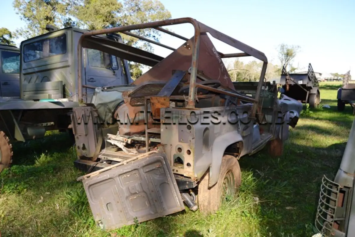 LOTE 018 - MARCA/MODELO: LAND ROVER/ DEFENDER 90, ½ Ton, 4 x 4 ANO: 2003 CHASSI: 93RLDVAE83T006630