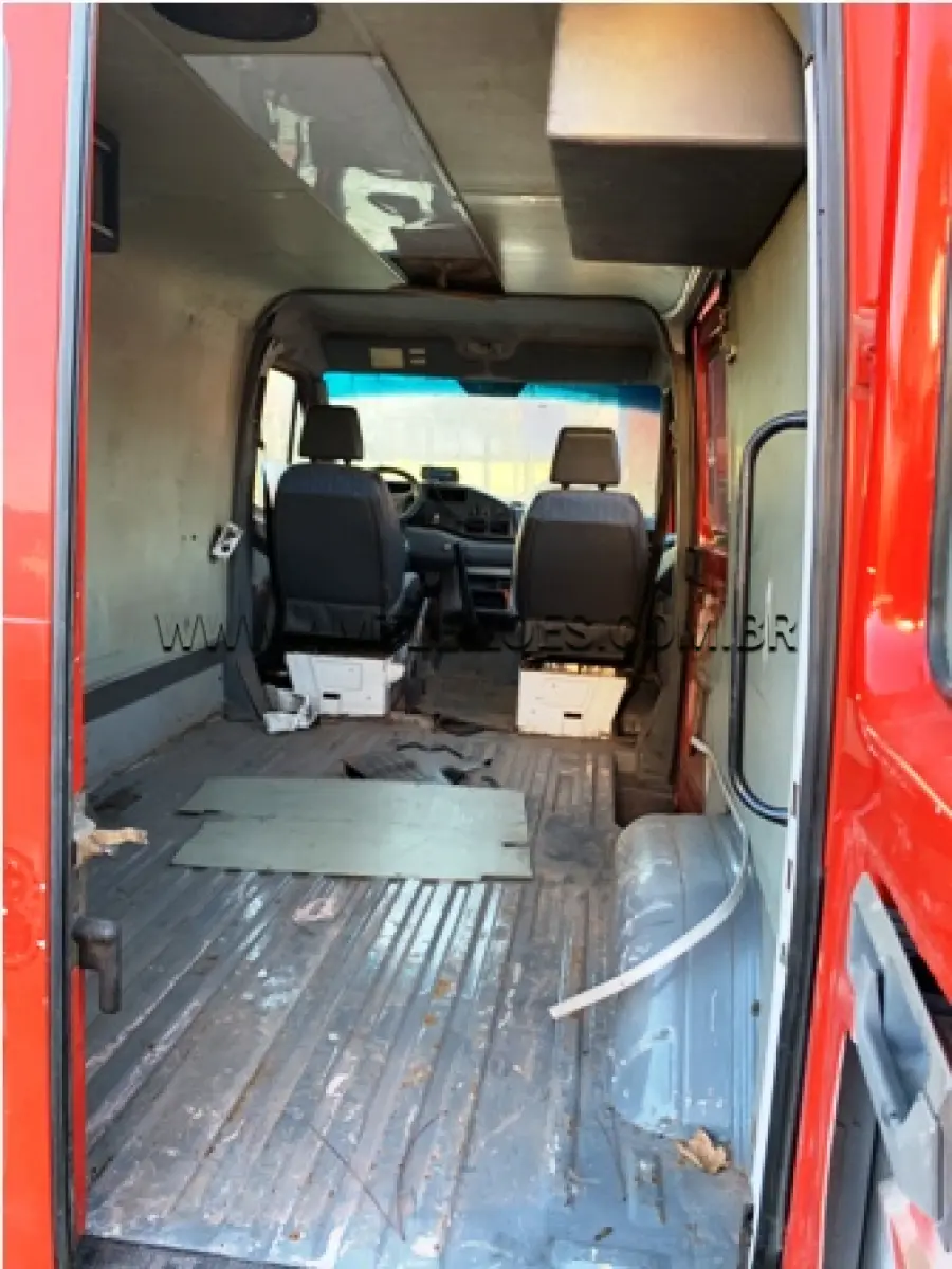 LOTE 020 - MARCA/MODELO: CAMINHÃO AMBULÂNCIA - IMP/MBENZ 310D SPRINTER PLACA: IIP 4649 FABRICAÇÃO/MODELO: 1998 RENAVAM: 711112290 COR: VERMELHA COMBUSTÍVEL: DIESEL