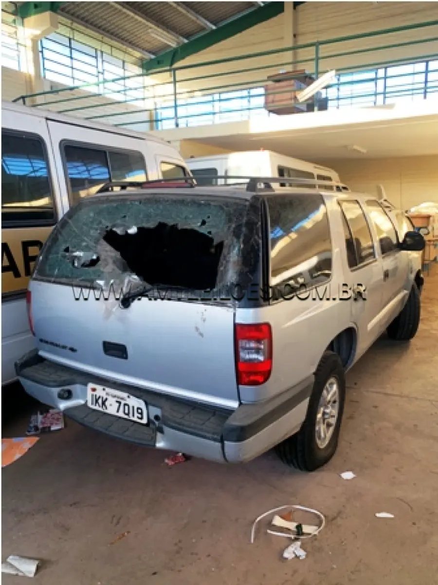 LOTE 007 - MARCA/MODELO: GM/BLAZER PLACA: IKK 7019 FABRICAÇÃO/MODELO: 2001/2002 RENAVAM: 772868409 COR: PRATA COMBUSTÍVEL: GASOLINA