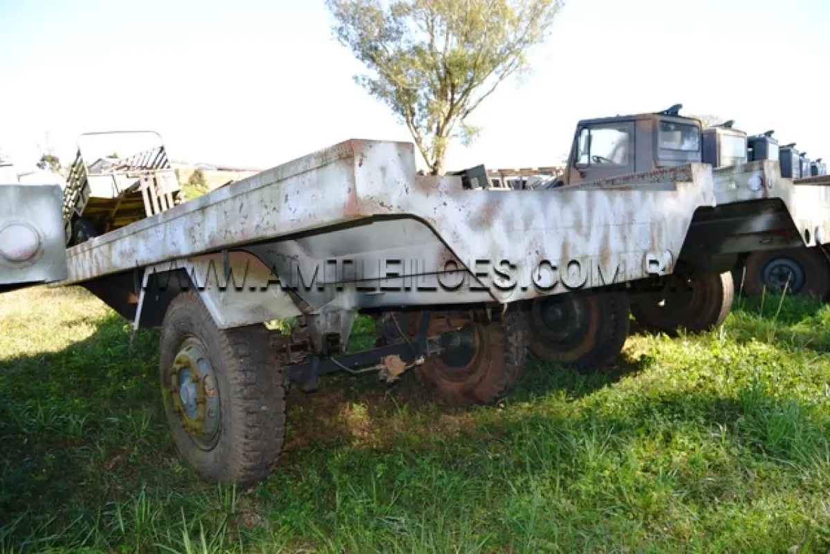 LOTE 026 - REBOQUE, PORTADA TATICA LEVE MARCA BERNARD KRONE/ MODELO RQ-1-EL-CS-R, 1.1/2 Ton ANO: 1988 CHASSI: MNA/BKB8871317