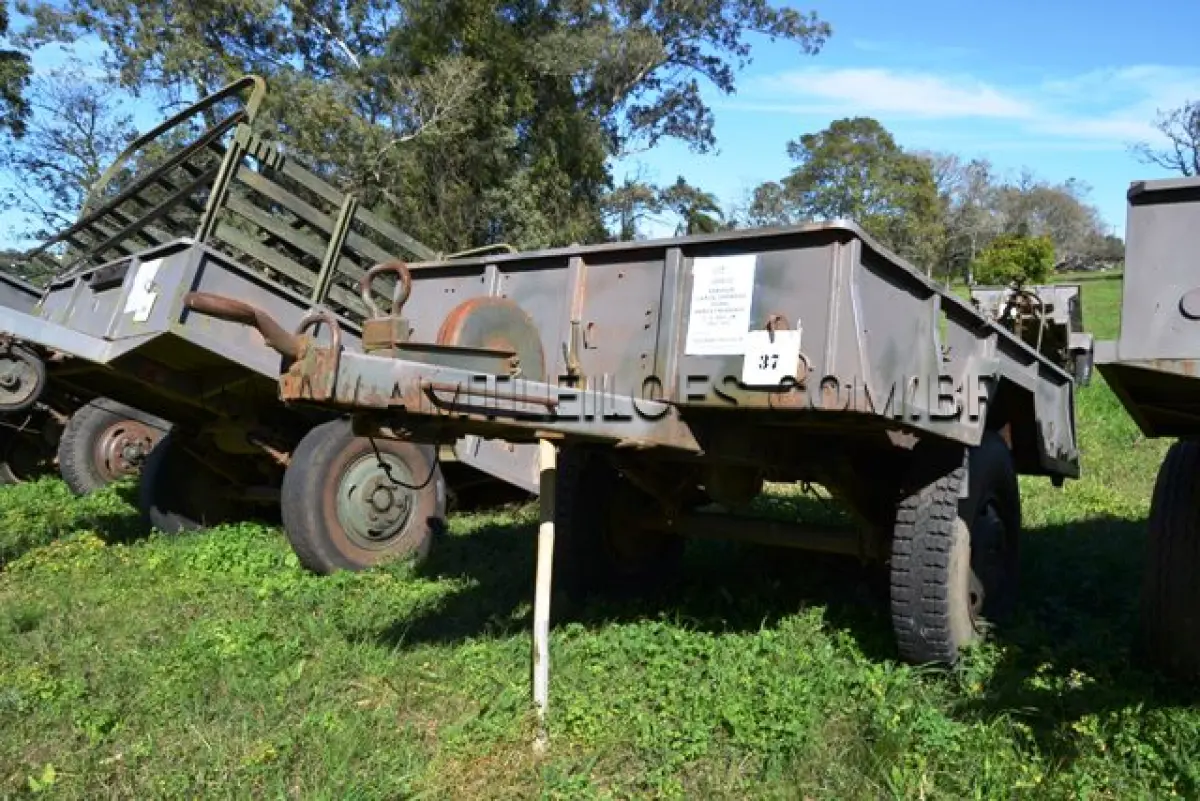 LOTE 037 - REBOQUE, CARGA, EMPREGO GERAL, 1 ½ Ton, 2R/ MARCA FRUEHAUF ANO: 1963 CHASSI: 66