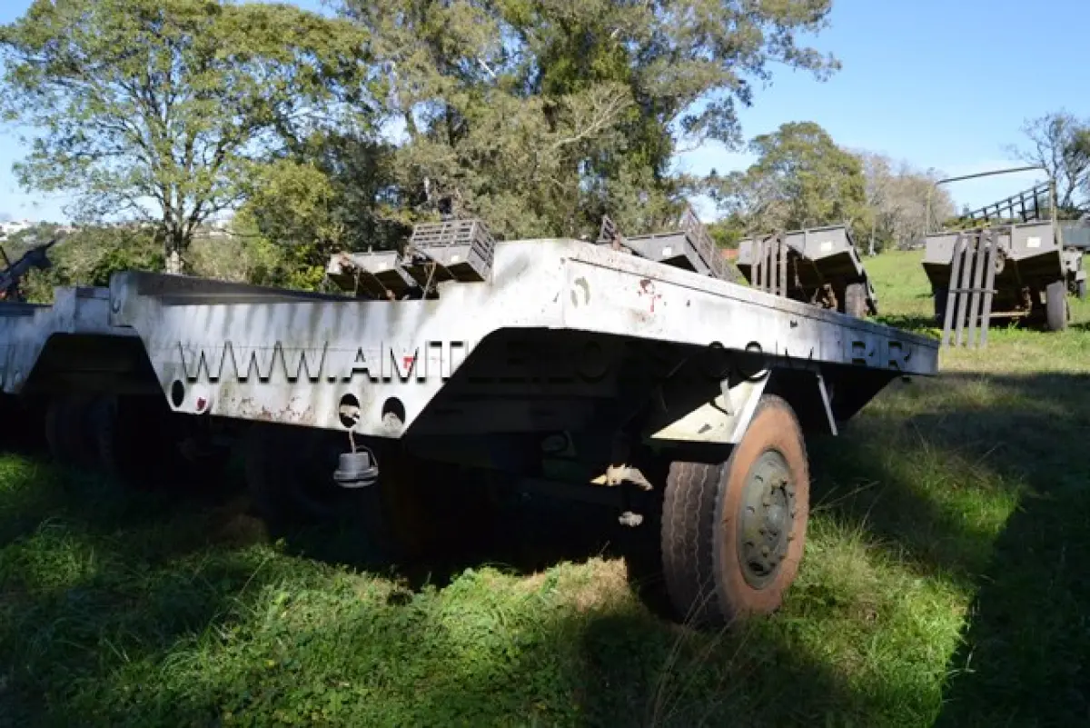 LOTE 025 - REBOQUE, PORTADA TATICA LEVE MARCA BERNARD KRONE/ MODELO RQ-1-EL-CS-R, 1.1/2 Ton ANO: 1988 CHASSI: MNA/BKB8871315