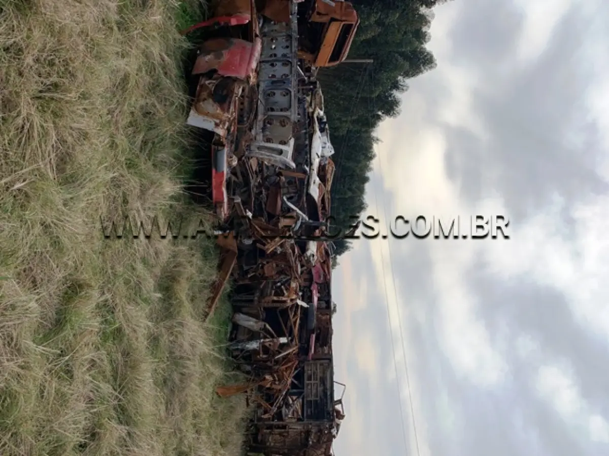 LOTE 042 - MARCA/MODELO: VW/ONIBUS 16180CO PLACAS: IEO 4880 ANO: 1996 – COR: BRANCA RENAVAM: 650404513 *incendiado.