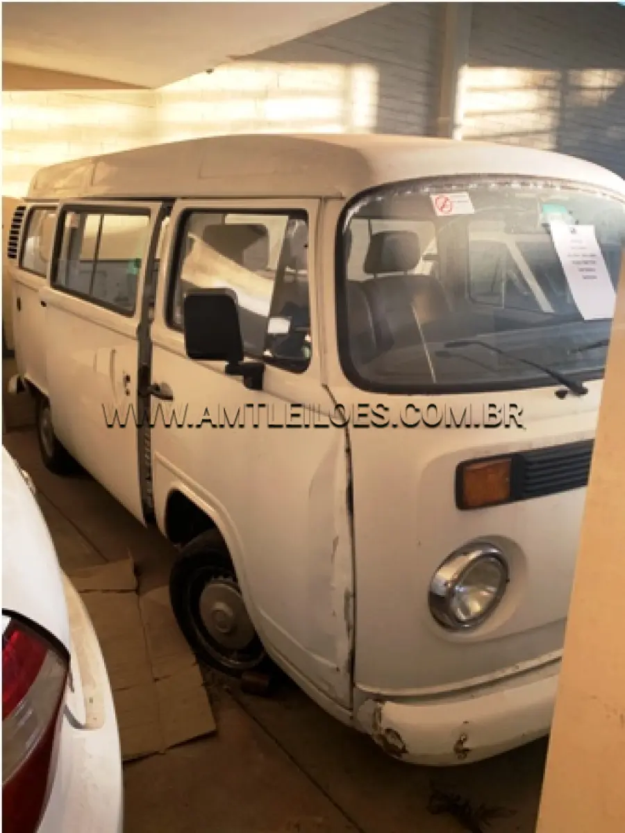 LOTE 018 - MARCA/MODELO: VW/KOMBI PLACA: IKW 7765 FABRICAÇÃO/MODELO: 2002/2003 RENAVAM: 792175980 COR: BRANCA COMBUSTÍVEL: GASOLINA