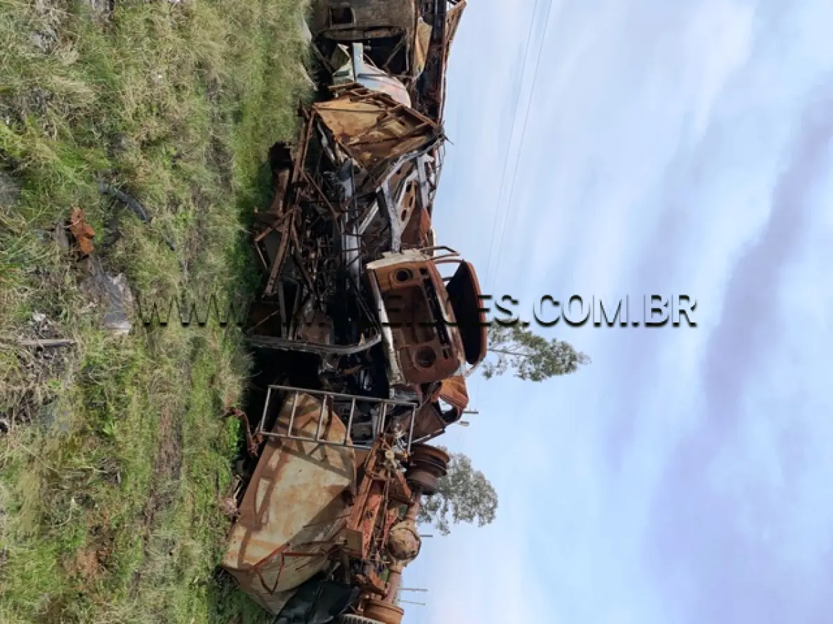 LOTE 038 - MARCA/MODELO: SCANIA/ONIBUS CAIO MILLE L94UB PLACAS: IKF 2631 ANO: 2001/2001 – COR: BRANCA RENAVAM: 76636468-2 *incendiado.