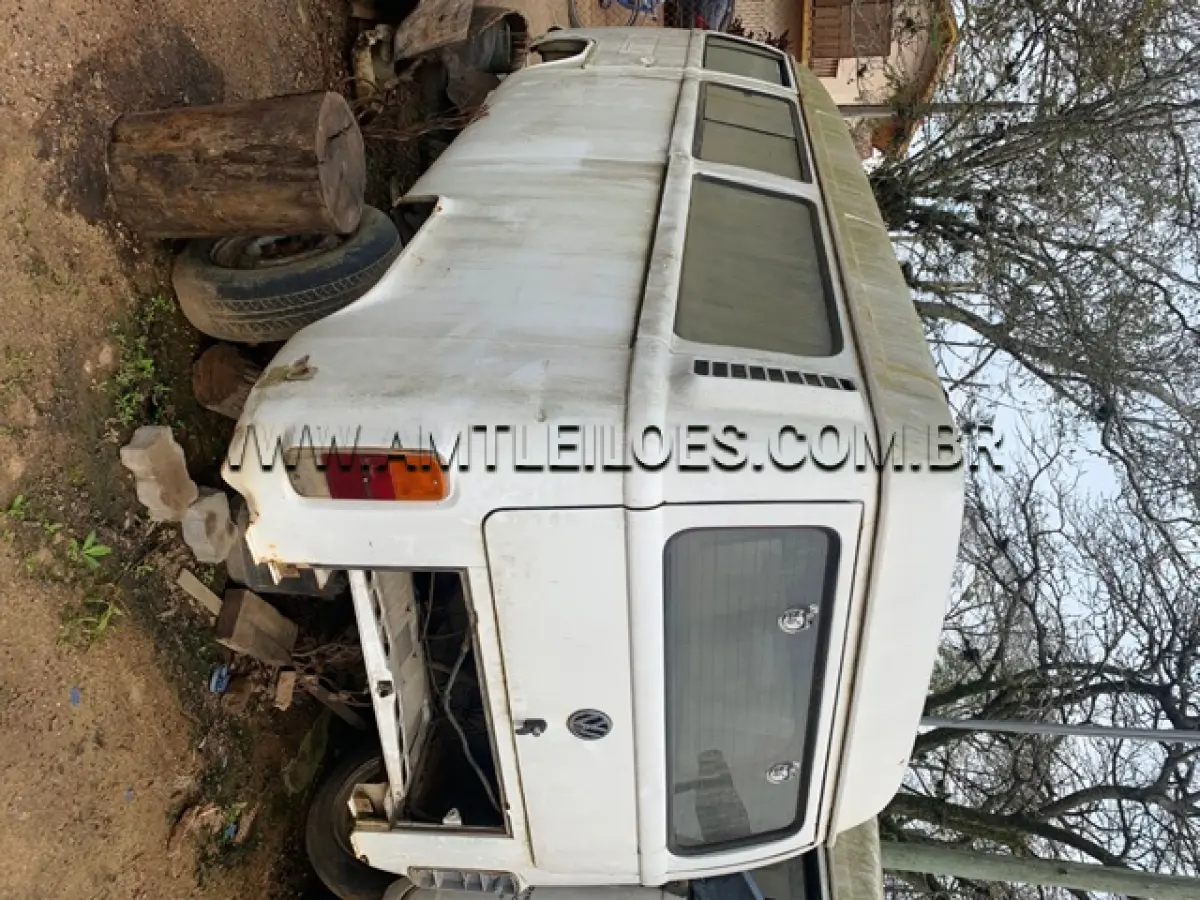 LOTE 030 - MARCA/MODELO: VW/KOMBI PLACAS: LZO 6046 ANO: 2005 – COR: BRANCA RENAVAM: 860324885
