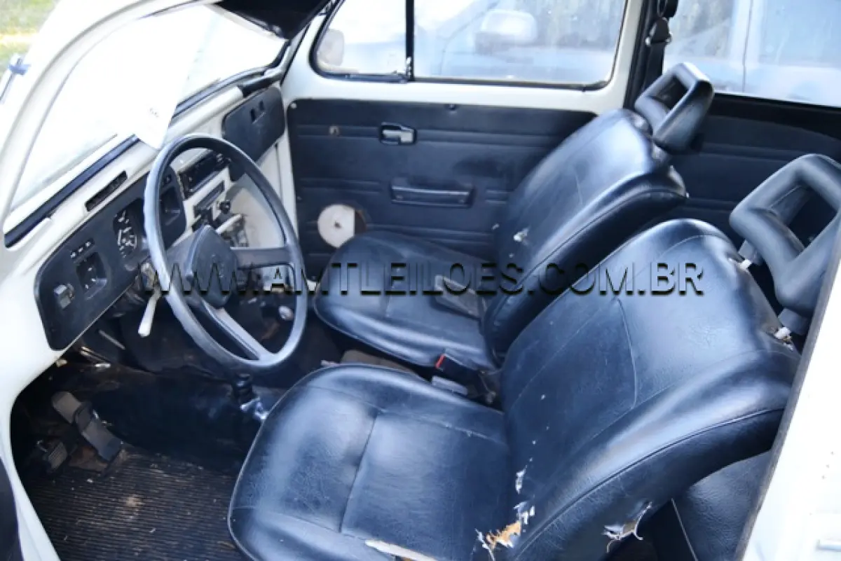 LOTE 015 - MARCA/MODELO: VW FUSCA/ 5 Psg, 4 x 2 ANO: 1985 CHASSI: 9BWZZZ11ZFP031754 MOTOR: 4 Cil. nº UF009962
