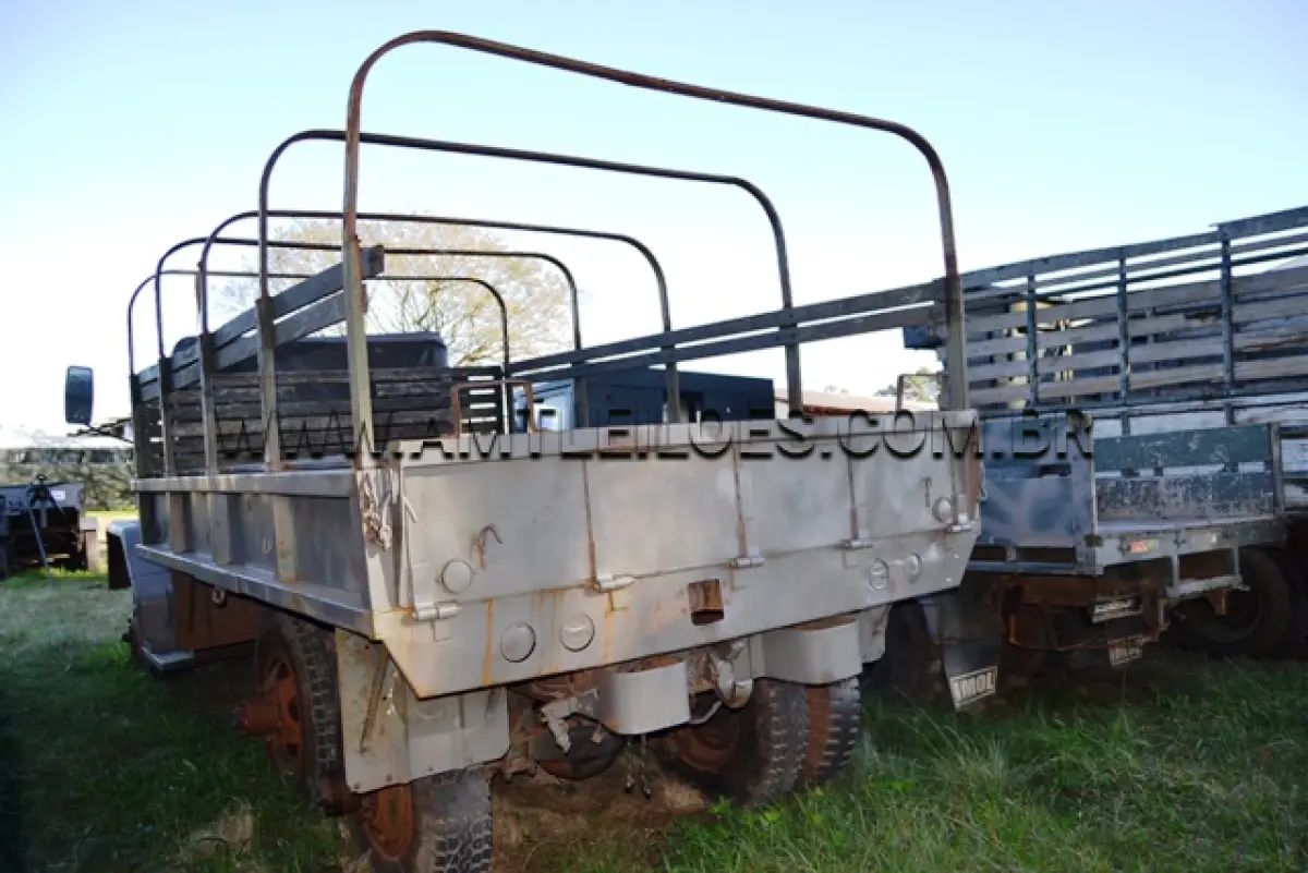 LOTE 005 - MARCA/MODELO:  CAMINHÃO REO, CARGA, EMPREGO GERAL/ M602-7-4, 2 ½ ton, 6 x 6 ANO: 1968 CHASSI: 180044 MOTOR: MWM 6 Cil nº 02290627475