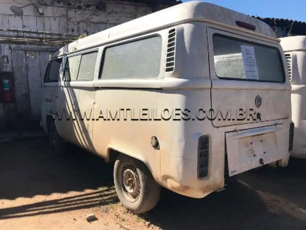 LOTE 032 - MARCA/MODELO: VW/KOMBI PLACAS: ARU 7465 ANO: 2009 – COR: BRANCA RENAVAM: 169277240 *Em nome de terceiro.