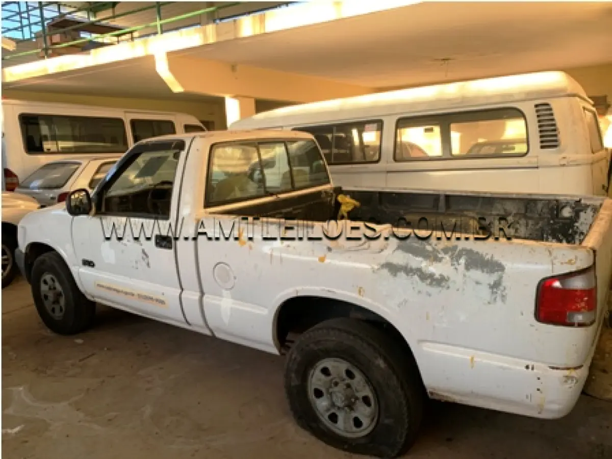 LOTE 004 - MARCA/MODELO: GM/S10 – CABINE ABERTA PLACA: IEI 0038 FABRICAÇÃO/MODELO: 1995/1996 RENAVAM: 646896660 COR: BRANCA COMBUSTÍVEL: GASOLINA