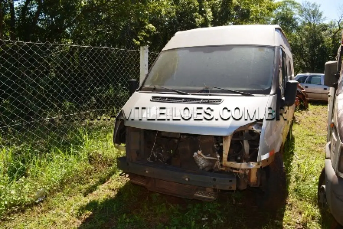 LOTE 004 - MARCA/MODELO: FORD TRANSIT VAN 3550 2.2 TDCI 14/16 LUGARES  PLACA: IVD 5351 CHASSI: WFODXPTDFDTB53904 FABRICAÇÃO/MODELO: 2013 COMBUSTÍVEL: DIESEL