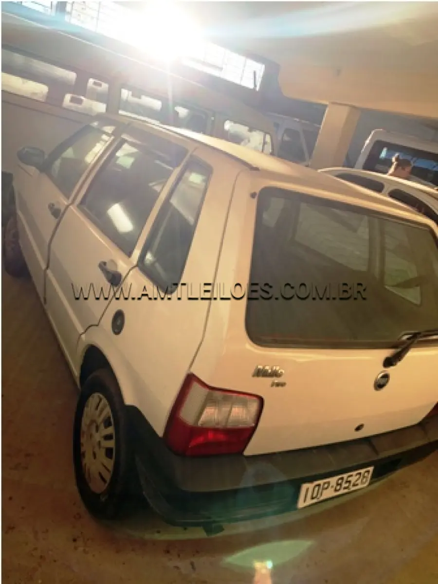 LOTE 014 - MARCA/MODELO: FIAT/UNO MILLE PLACA: IOP 8528 FABRICAÇÃO/MODELO: 2008 RENAVAM: 958862524 COR: BRANCA COMBUSTÍVEL: GASOLINA