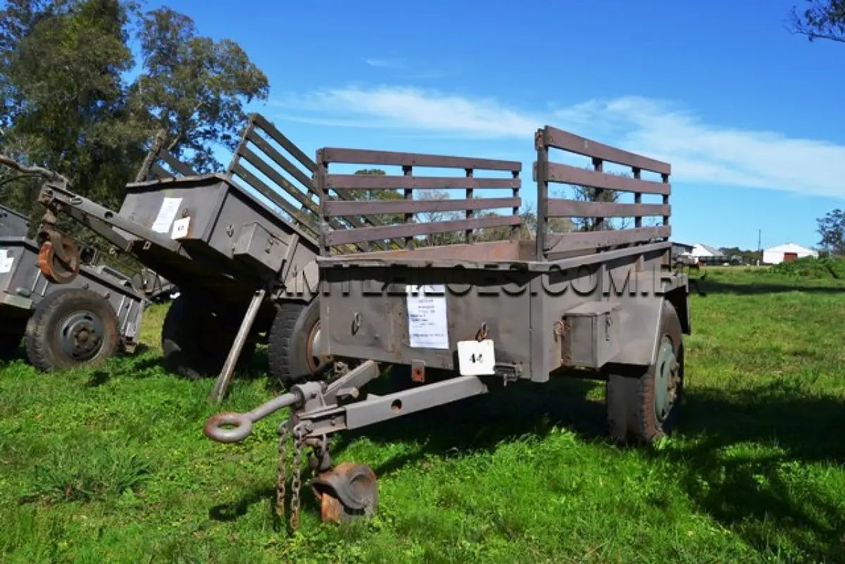LOTE 044 - REBOQUE 1 Ton, 2R/ MARCA F CURITIBA ANO: 1962 CHASSI: 064
