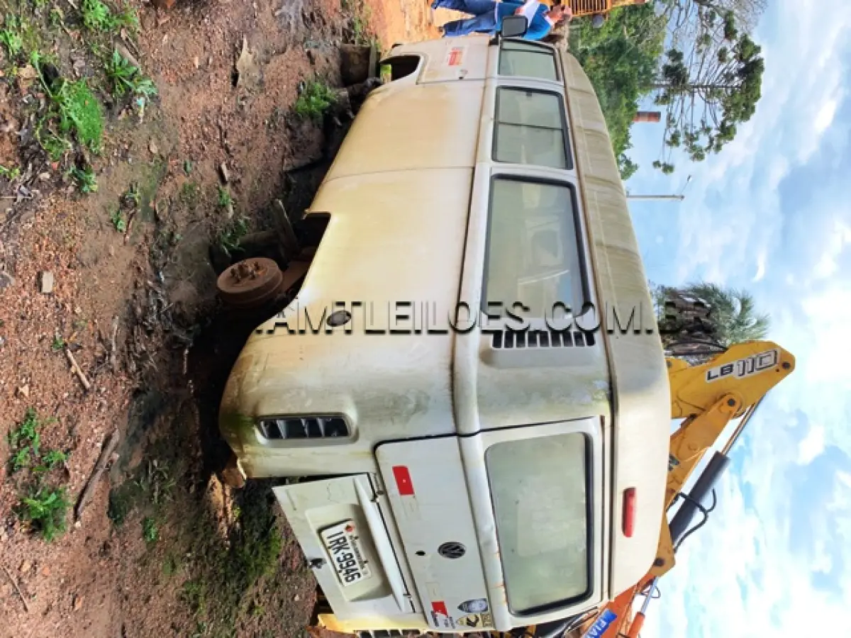 LOTE 027 - MARCA/MODELO: VW/KOMBI TOTAL FLEX 1.4 PLACAS: IRK 9946 ANO: 2010/2011 – COR: BRANCA RENAVAM: 00270428135