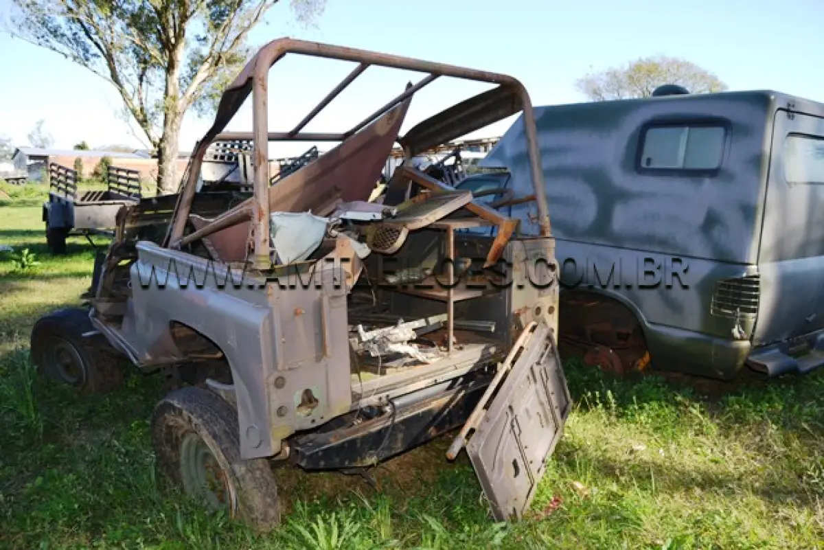 LOTE 018 - MARCA/MODELO: LAND ROVER/ DEFENDER 90, ½ Ton, 4 x 4 ANO: 2003 CHASSI: 93RLDVAE83T006630
