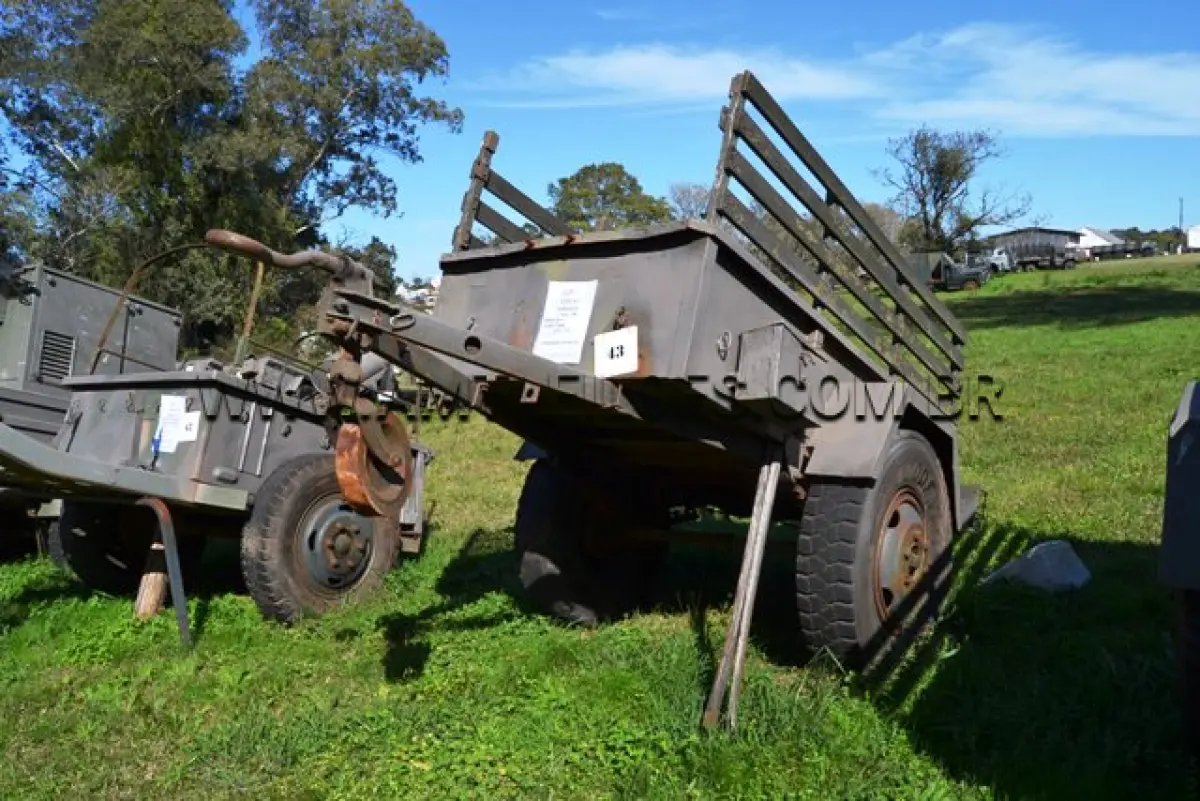 LOTE 043 - REBOQUE 1 Ton, 2R/ MARCA F CURITIBA ANO: 1962 CHASSI: 072