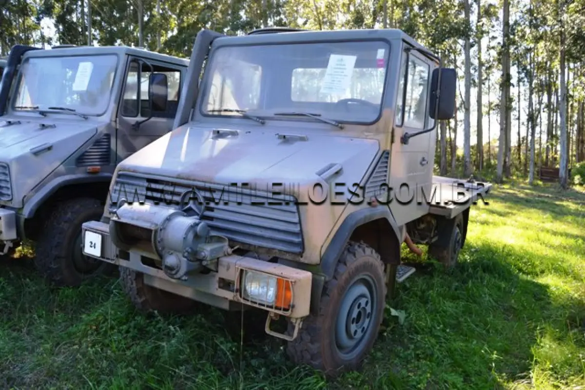 LOTE 024 - MARCA/MODELO:  CAMINHÃO MBB/ UNIMOG 4082, 1 ½ Ton, 4 x 4 ANO: 1999 CHASSI: WDB4082161W193577 MOTOR: 5 Cil. nº 0298110049704