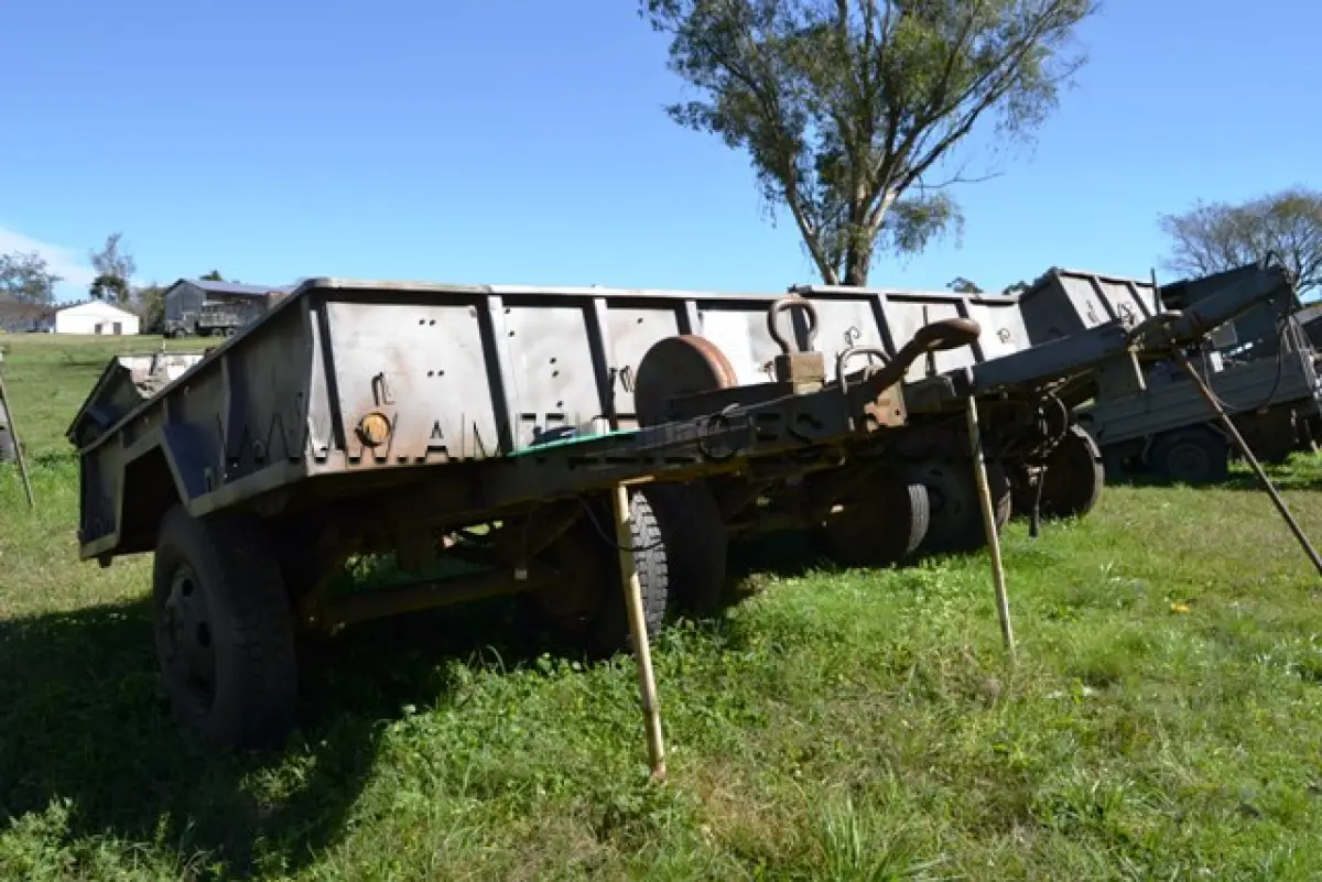 LOTE 037 - REBOQUE, CARGA, EMPREGO GERAL, 1 ½ Ton, 2R/ MARCA FRUEHAUF ANO: 1963 CHASSI: 66