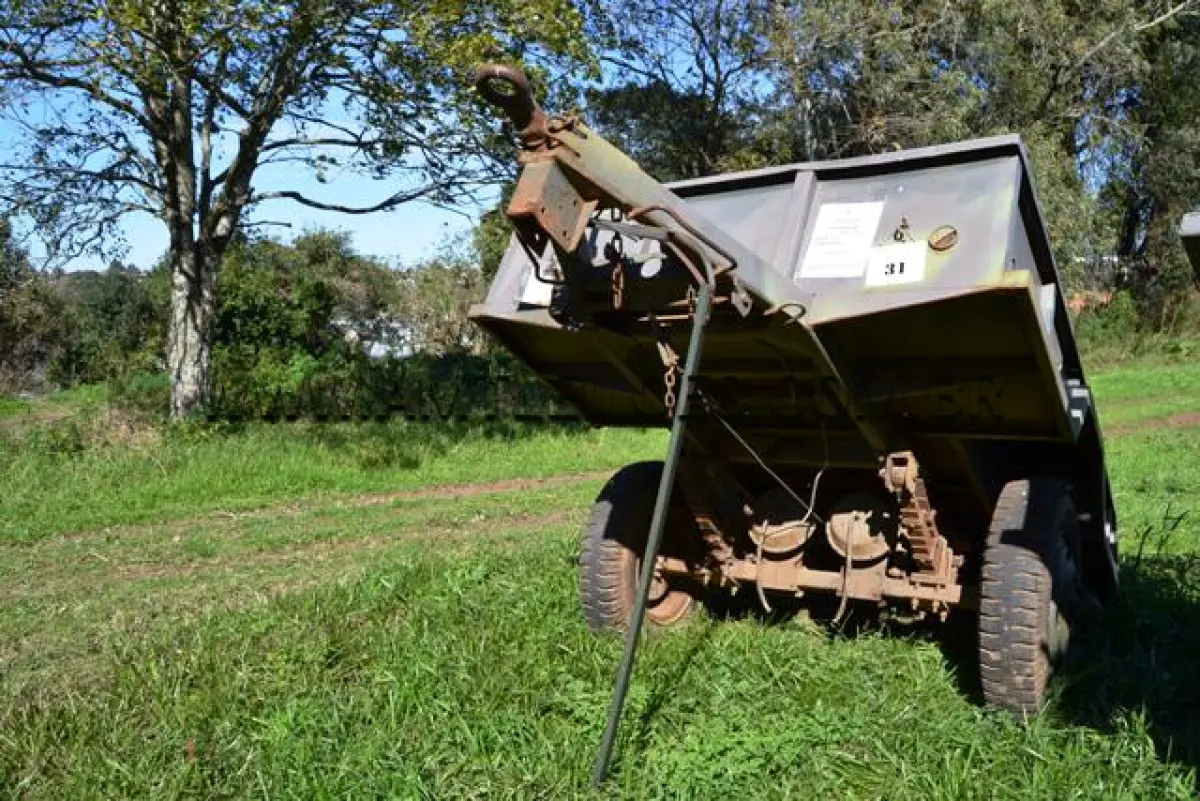 LOTE 031 - REBOQUE 1 ½ Ton, 2R/ MARCA F CURITIBA ANO: 1974 CHASSI: 006