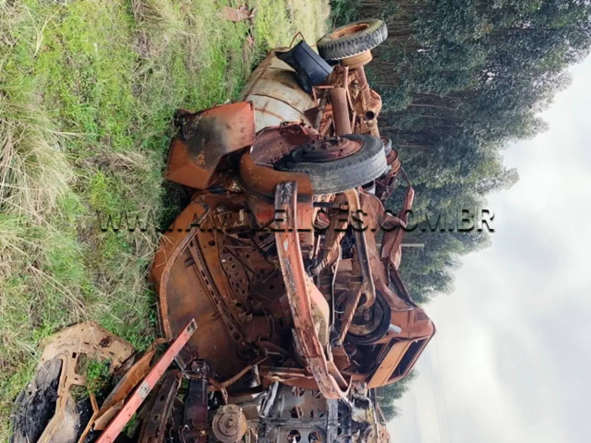 LOTE 012 - MARCA/MODELO: CAMINHÃO MB L1113 PLACAS: IEC 6614 ANO: 1979 – COR: VERMELHA CHASSI: 34404112448745 RENAVAM: 572529155 - INCENDIADO