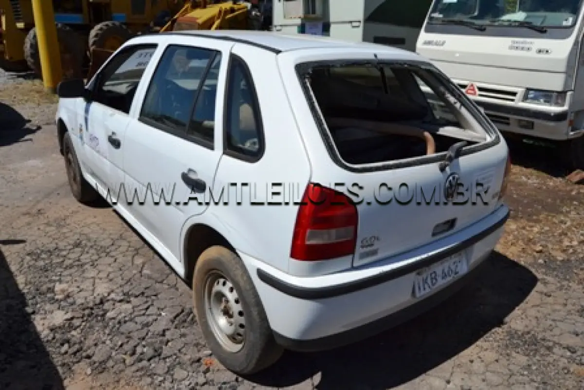 LOTE 008 - VW/GOL PLUS 16V 4 PORTAS, ANO: 2001, COR BRANCA, GASOLINA, PLACA: IKB 4627