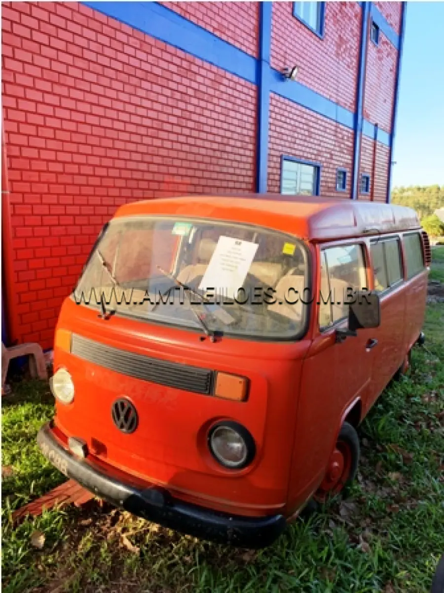 LOTE 021 - MARCA/MODELO: CAMINHONETA - VW/KOMBI PLACA: IJE 5631 FABRICAÇÃO/MODELO: 1999/2000 RENAVAM: 726328340 COR: VERMELHA COMBUSTÍVEL: ÁLCOOL/GASOLINA