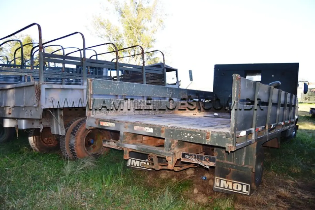 LOTE 004 - MARCA/MODELO:  CAMINHÃO MBB/608D35, 3 ½ Ton, 4 x 2 ANO: 1983 CHASSI: 30830212616565 MOTOR: MBB OM 314, 4 Cil nº 343910-10-133852