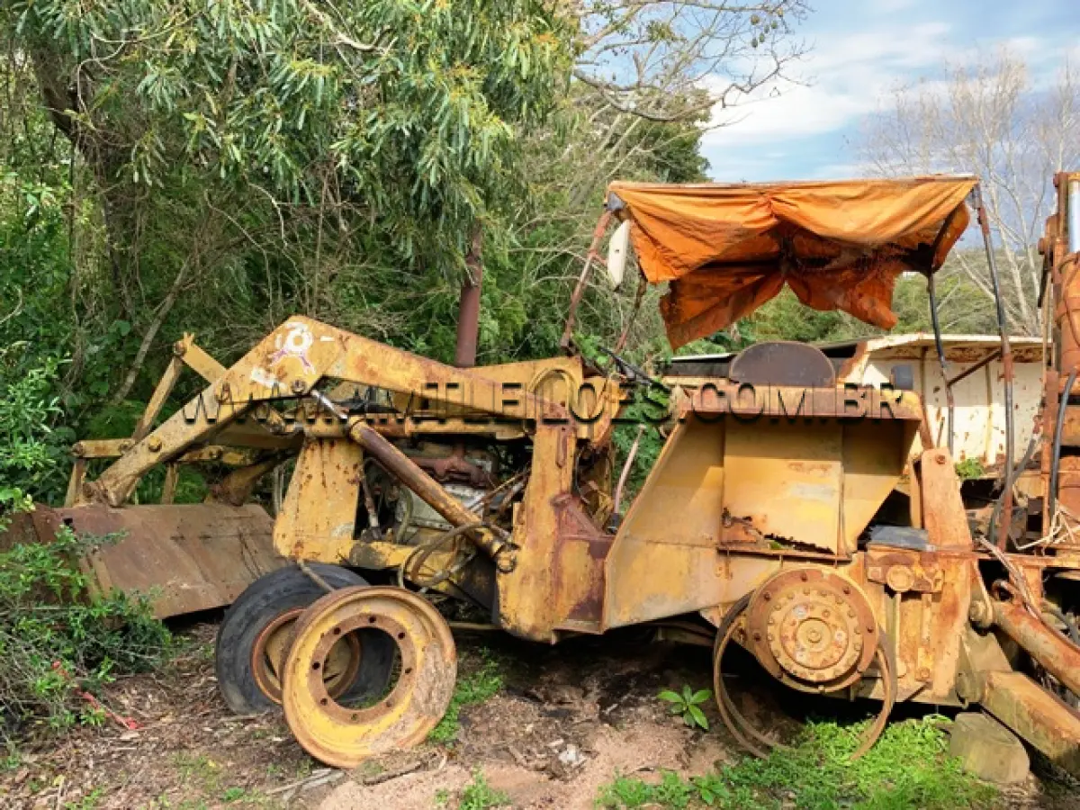 LOTE 048 - MARCA/MODELO: RETROESCAVADEIRA/HUBER WARCO 660M, ANO: 1968