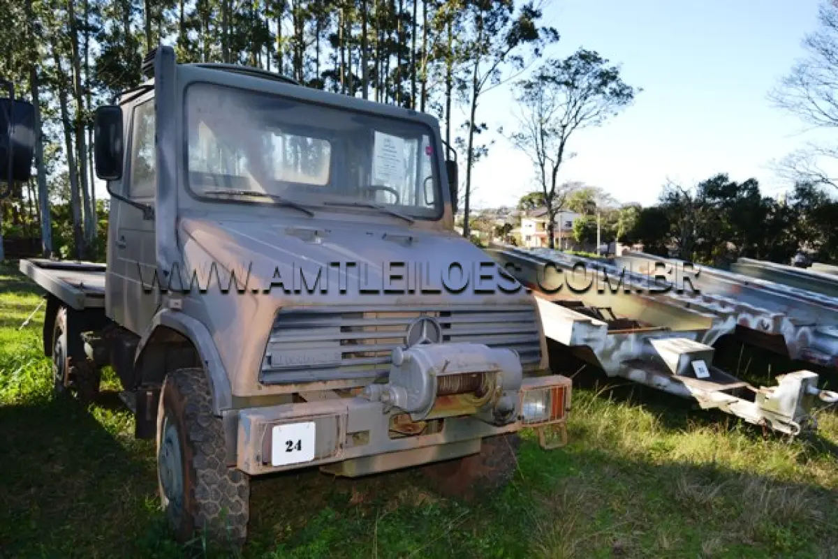 LOTE 024 - MARCA/MODELO:  CAMINHÃO MBB/ UNIMOG 4082, 1 ½ Ton, 4 x 4 ANO: 1999 CHASSI: WDB4082161W193577 MOTOR: 5 Cil. nº 0298110049704
