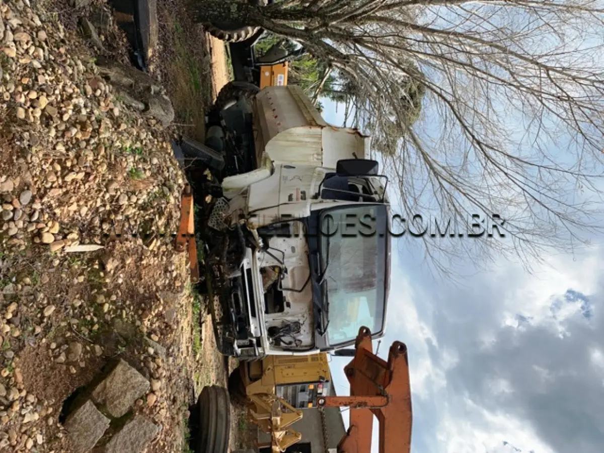 LOTE 007 - MARCA/MODELO: CAMINHÃO MB 1718 PLACAS: ISR 1525 ANO: 2011/2012  COR: BRANCA RENAVAM: 413142019