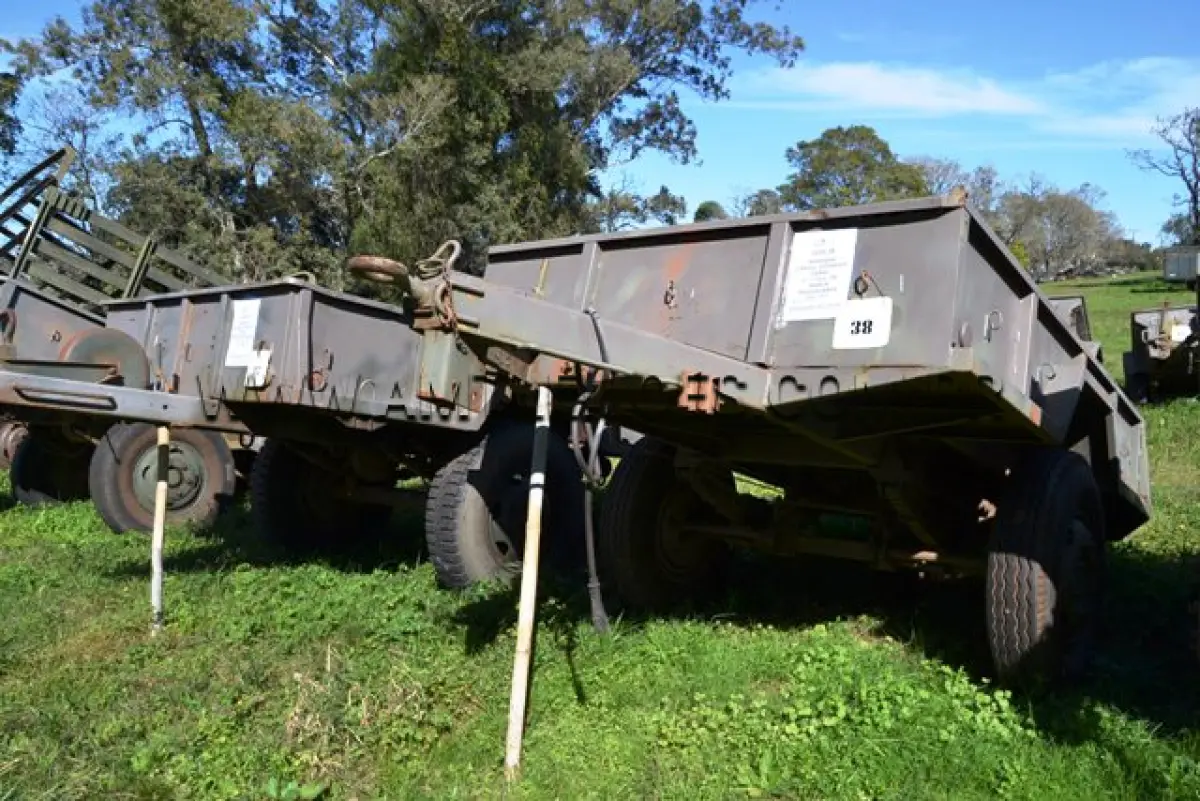 LOTE 038 - REBOQUE, CARGA, EMPREGO GERAL, 1 ½ Ton, 2R/ MARCA RODOVIÁRIA ANO: 1977 CHASSI: 36271727